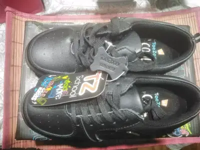 Zapatos escolares negros ToeZone para niños - miniatura 1