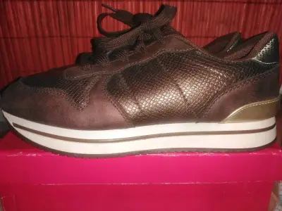 Zapatillas deportivas marrones con diseño texturizado - miniatura 1