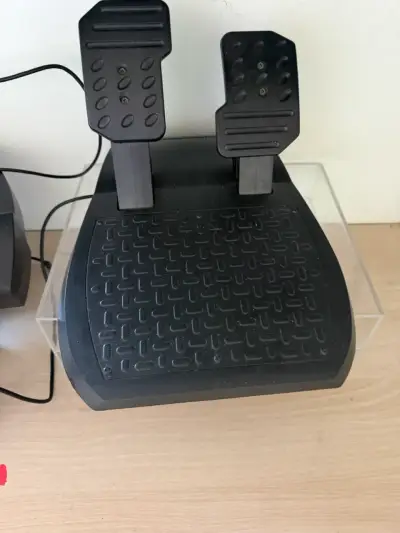 Volante Thrustmaster Ferrari con pedales - miniatura 2