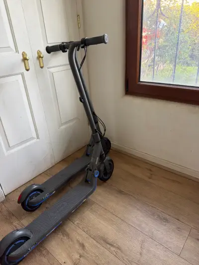 Scooter eléctrico plegable con ruedas sólidas - miniatura 1