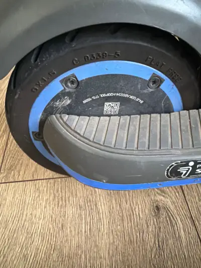 Scooter eléctrico plegable con ruedas sólidas - miniatura 2