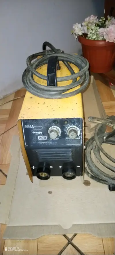 Soldadora eléctrica Mosay 200A amarilla - miniatura 2