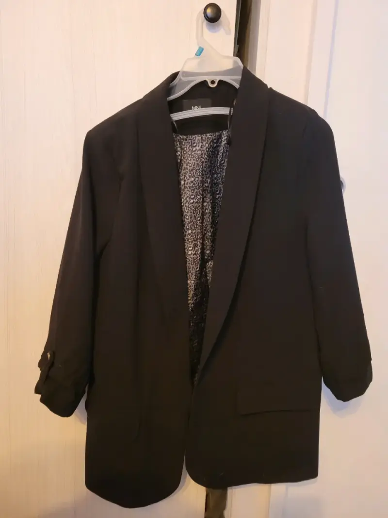 Blazer negro de mujer con forro estampado
