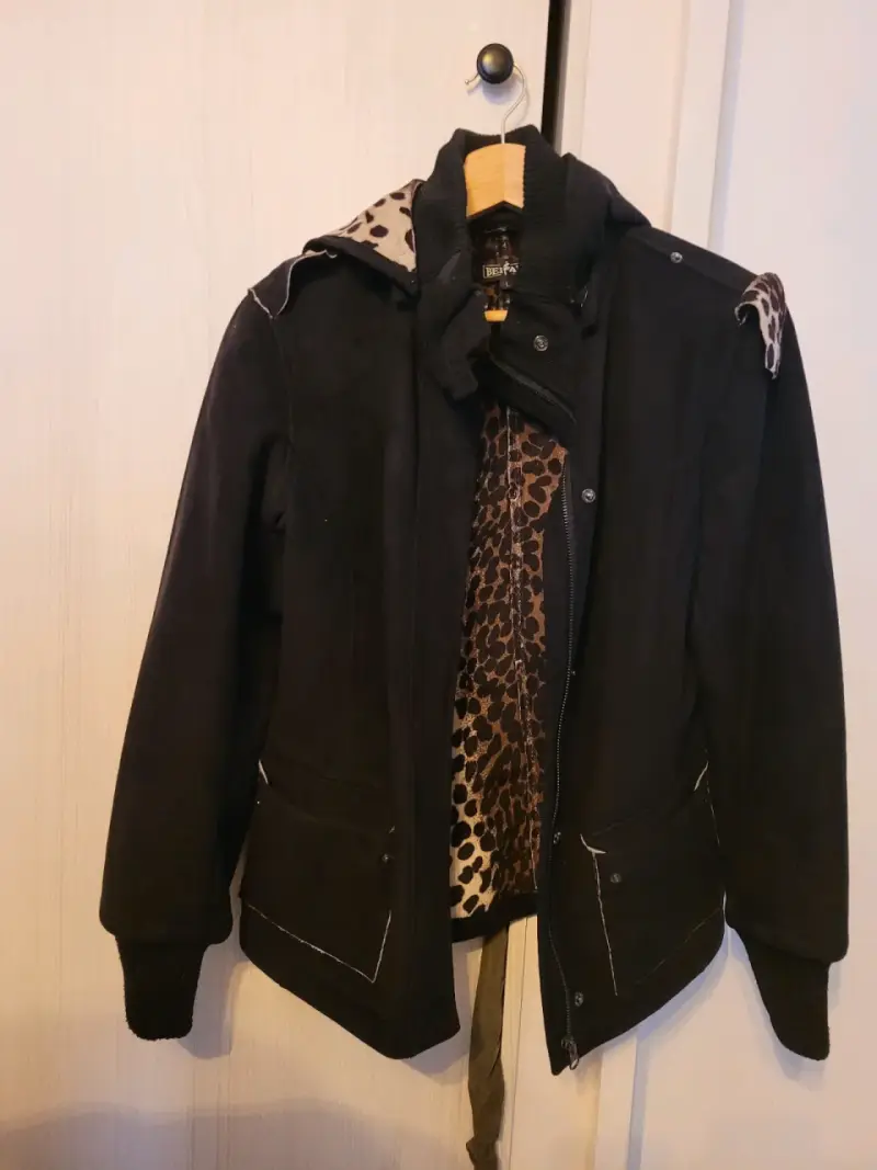 Chaqueta negra gamuza con interior animal print