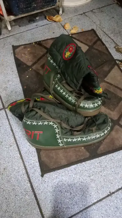 Botas de esquí verdes con bordado floral - miniatura 1
