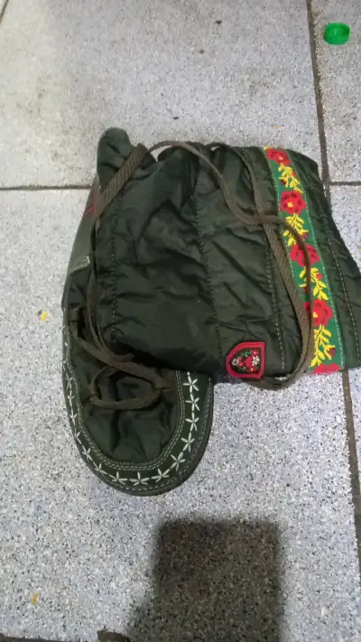 Botas de esquí verdes con bordado floral - miniatura 2