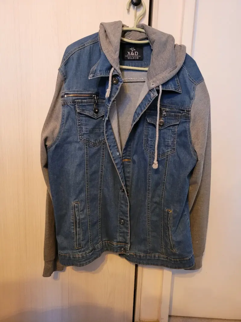 Chaqueta de mezclilla con capucha gris hombre