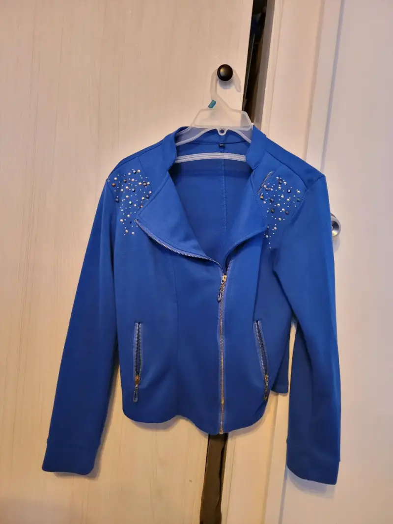 Chaqueta azul con detalles de perlas