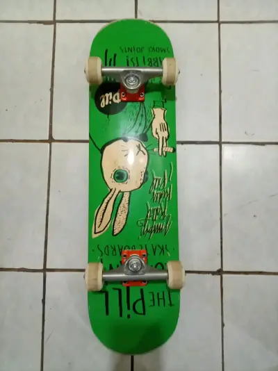 Skateboard The Pill verde con diseño único - miniatura 1