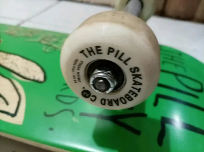 Skateboard The Pill verde con diseño único - 4