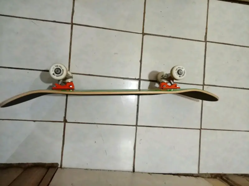 Skateboard The Pill verde con diseño único - 5