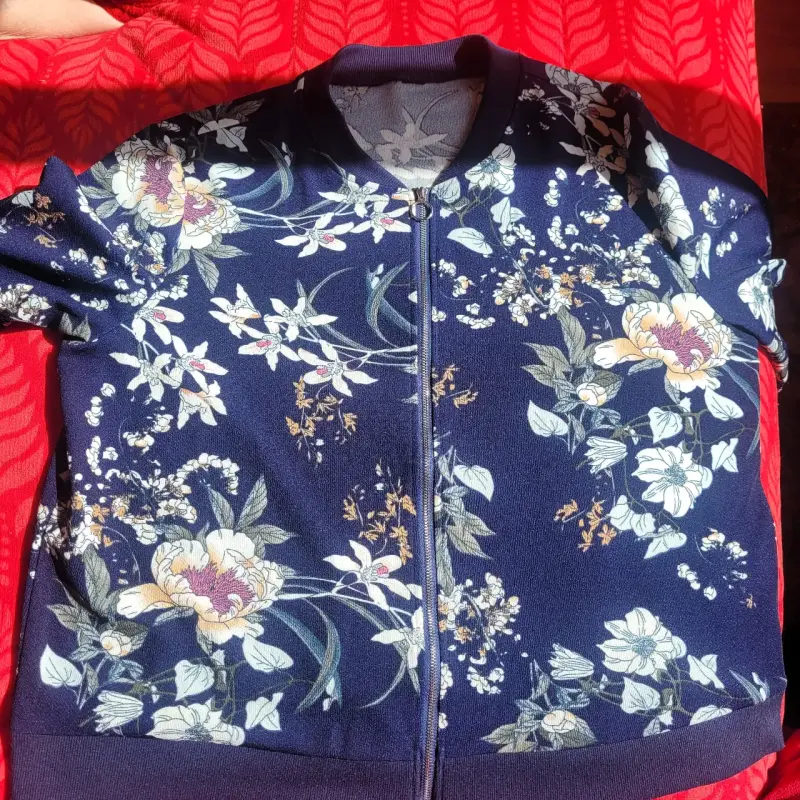 Chaqueta tipo bomber floral azul marino - 2