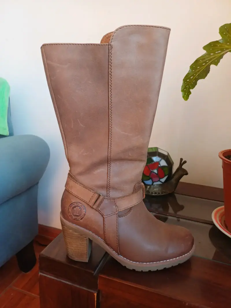 Botas de cuero marrón con tacón alto