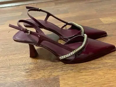 Zapatos de Tacón Burdeos con Cadena Decorativa - 1