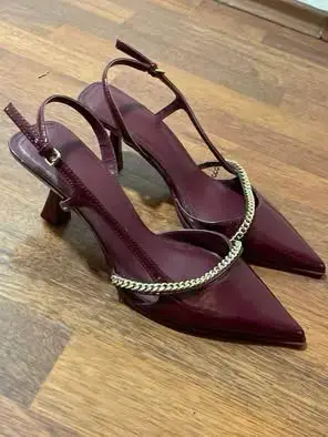 Zapatos de Tacón Burdeos con Cadena Decorativa - miniatura 2