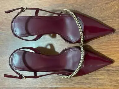 Zapatos de Tacón Burdeos con Cadena Decorativa - 3