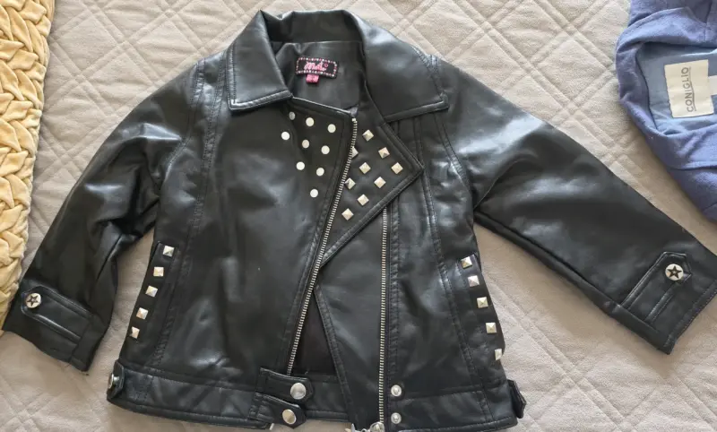 Chaqueta de cuero para niña con tachas