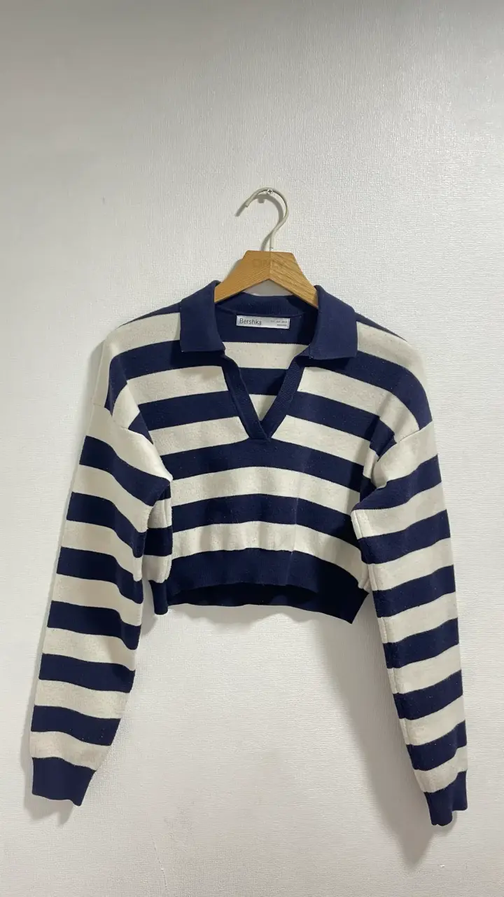 Suéter a rayas azul y blanco Bershka