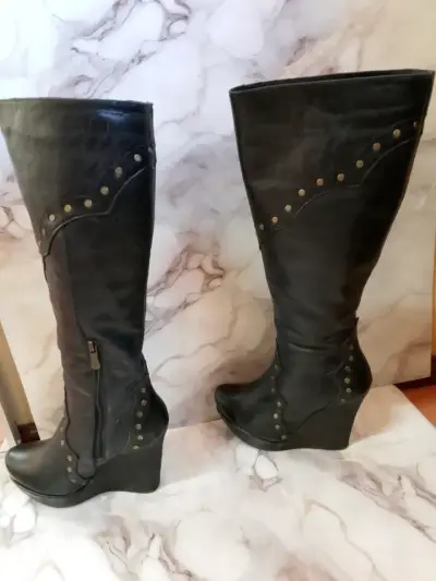 Botas de cuero negras con plataforma y tachas - miniatura 2