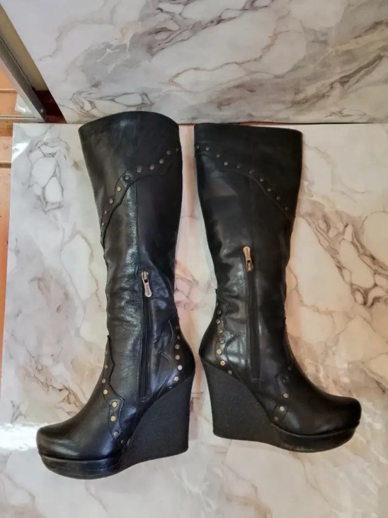 Botas de cuero negras con plataforma y tachas - 4
