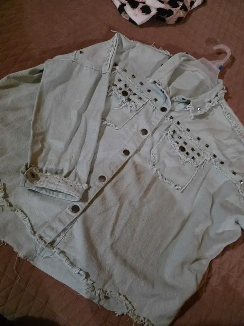 Chaqueta de mezclilla con tachas para mujer
