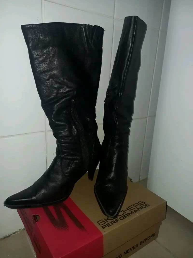 Botas negras de cuero con tacón alto - 1
