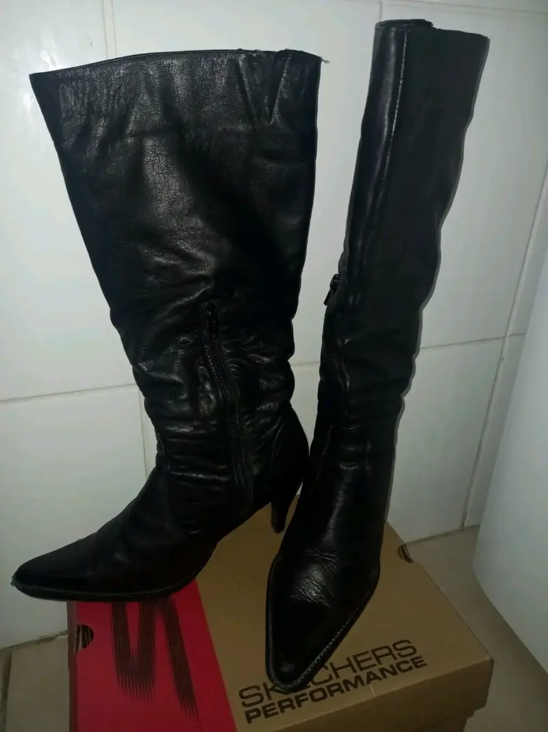 Botas negras de cuero con tacón alto - 2