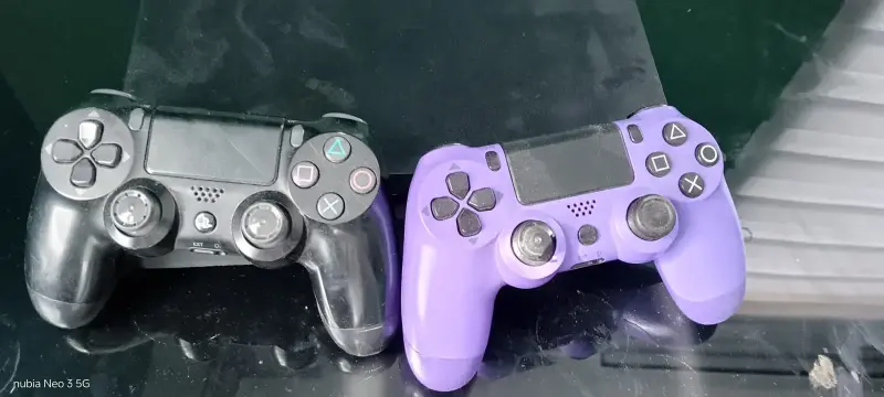 Consola PlayStation 4 con dos controles - 5