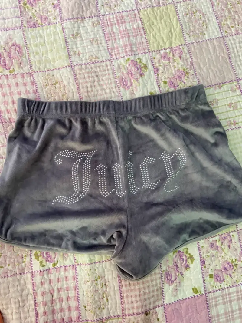 Shorts de terciopelo gris con diseño Juicy - 1