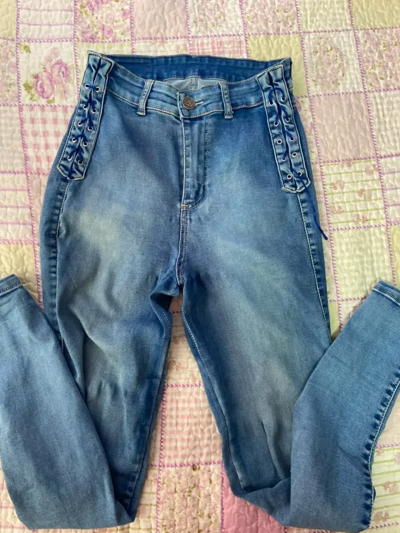 Shorts de terciopelo gris con diseño Juicy - 2