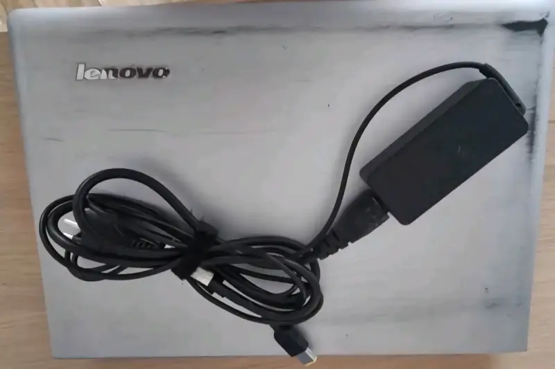 Notebook Lenovo con cargador incluido