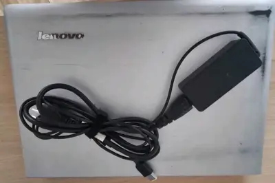 Notebook Lenovo con cargador incluido - miniatura 1