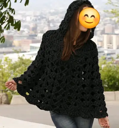 Poncho tejido a crochet negro con capucha - miniatura 1