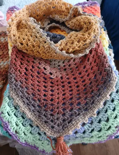 Poncho tejido a crochet negro con capucha - miniatura 2