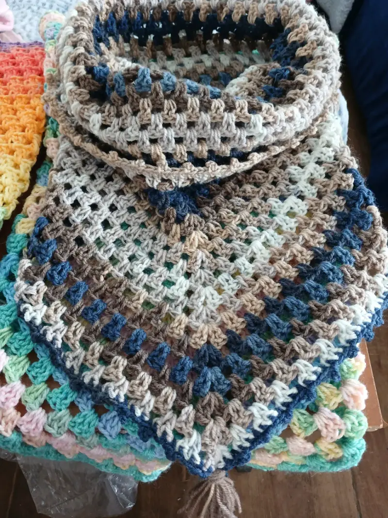 Poncho tejido a crochet negro con capucha - 3