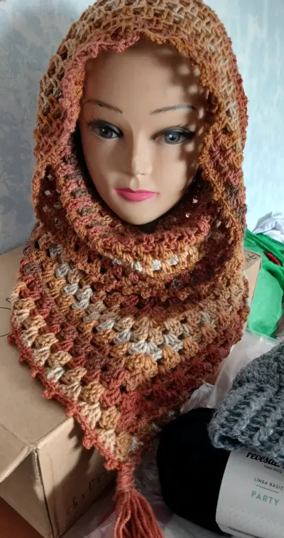 Poncho tejido a crochet negro con capucha - miniatura 4