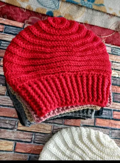 Poncho tejido a crochet negro con capucha - miniatura 5