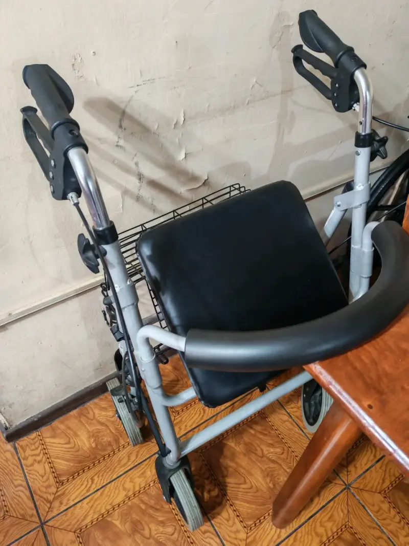 Andador con asiento y frenos para adultos