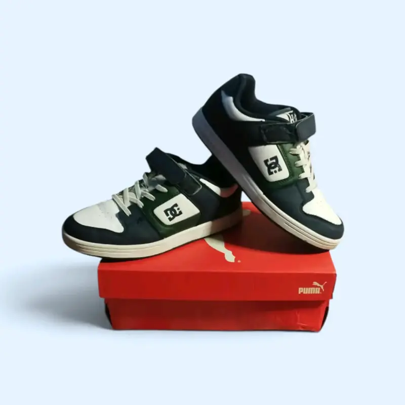 Zapatillas DC negras y blancas para skate