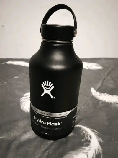 Botella térmica negra Hydro Flask 1.9L - miniatura 1