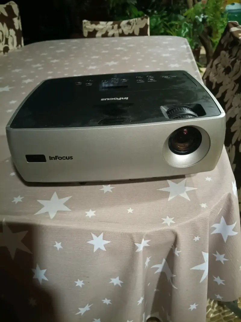 Proyector InFocus DLP con múltiples entradas - 1