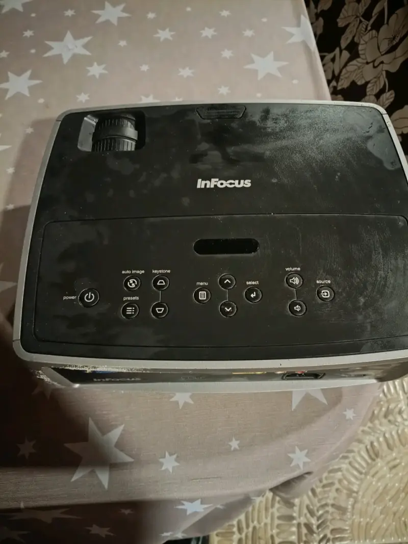 Proyector InFocus DLP con múltiples entradas - 2