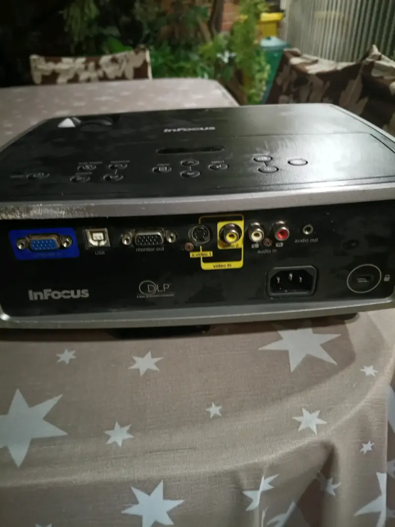 Proyector InFocus DLP con múltiples entradas - 3