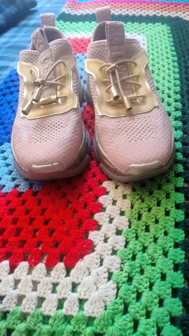 Zapatillas deportivas rosadas con diseño moderno - 1