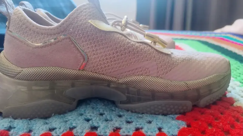 Zapatillas deportivas rosadas con diseño moderno - 2