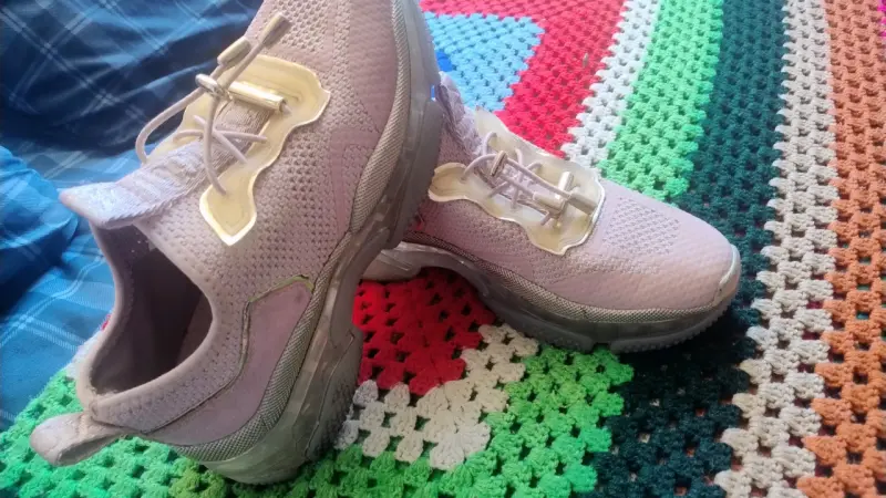 Zapatillas deportivas rosadas con diseño moderno - 3