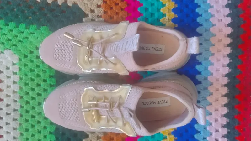 Zapatillas deportivas rosadas con diseño moderno - 4