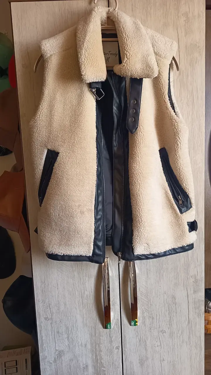 Chaleco de piel sintética beige y negro - 1