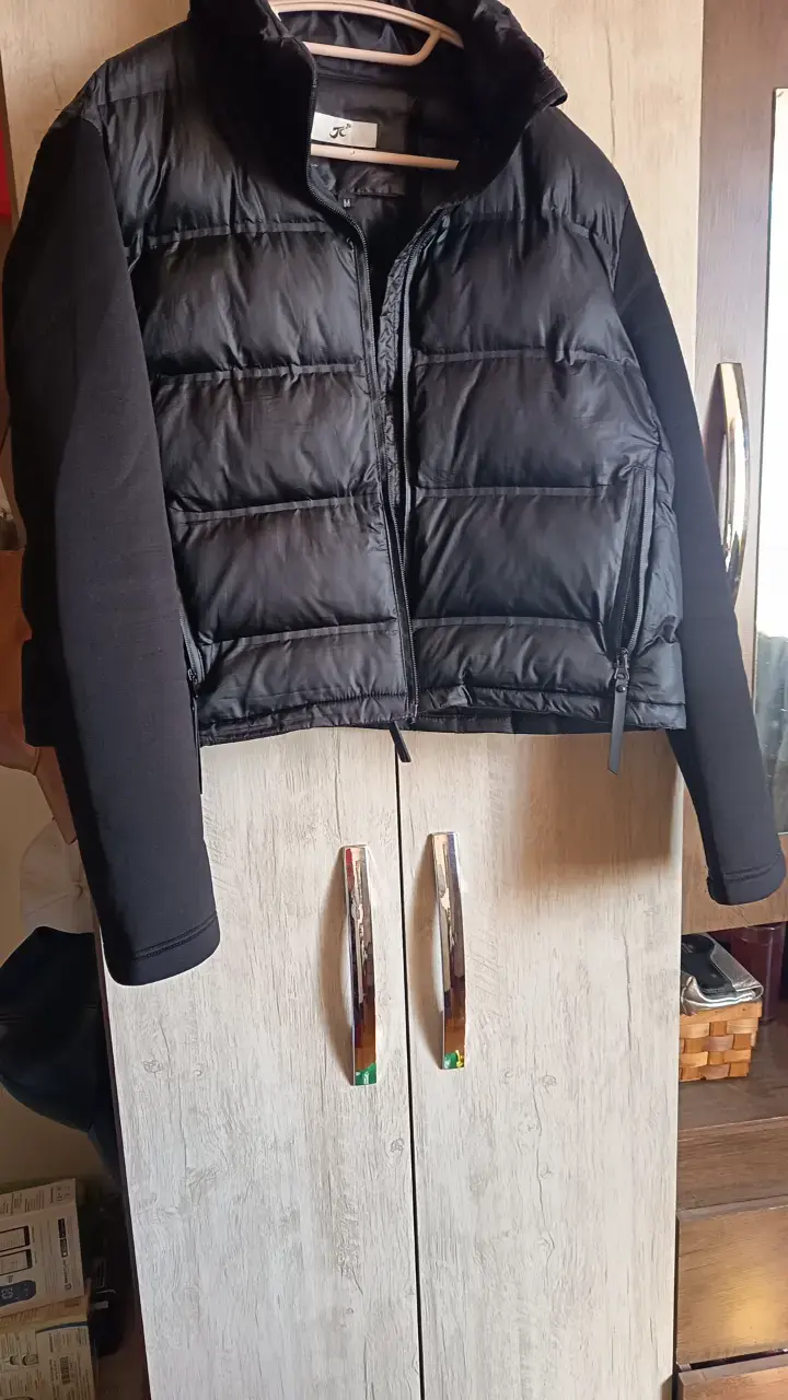 Chaqueta acolchada negra con mangas largas