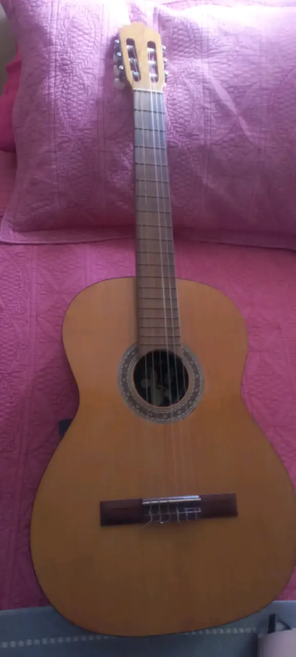 Guitarra clásica de madera en buen estado - 1